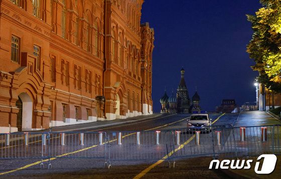 24일(현지시간) 경찰차 한 대가 러시아 모스크바 중심가 도로를 순찰 중이다. 2023.06.24/ © 로이터=뉴스1 © News1 권진영 기자