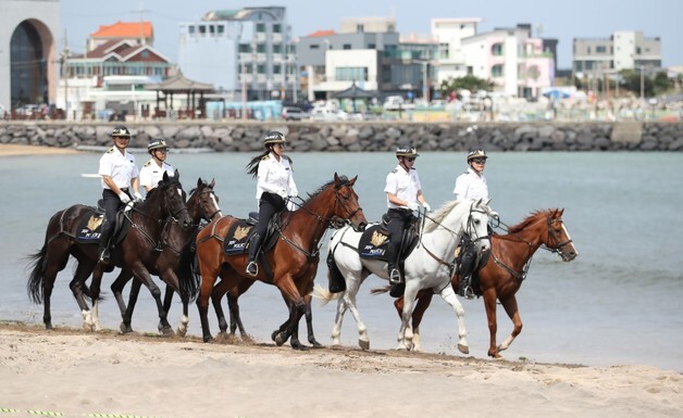 제주자치경찰기마대, 어린이·장애인 승마체험 운영