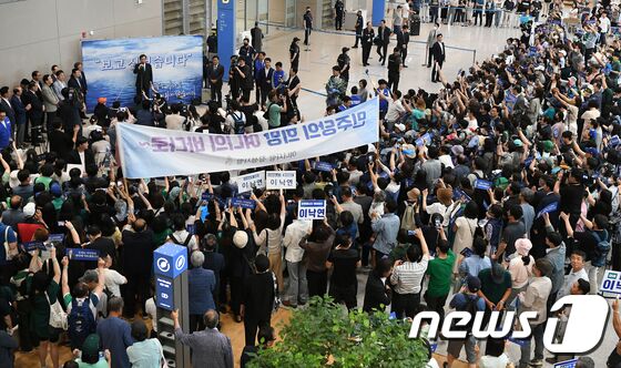 이낙연 더불어민주당 전 대표가 24일 오후 인천국제공항 제2여객터미널을 통해 귀국한 뒤 소감을 밝히고 있다. 1년간의 미국 유학 생활을 마친 이 전 대표는 