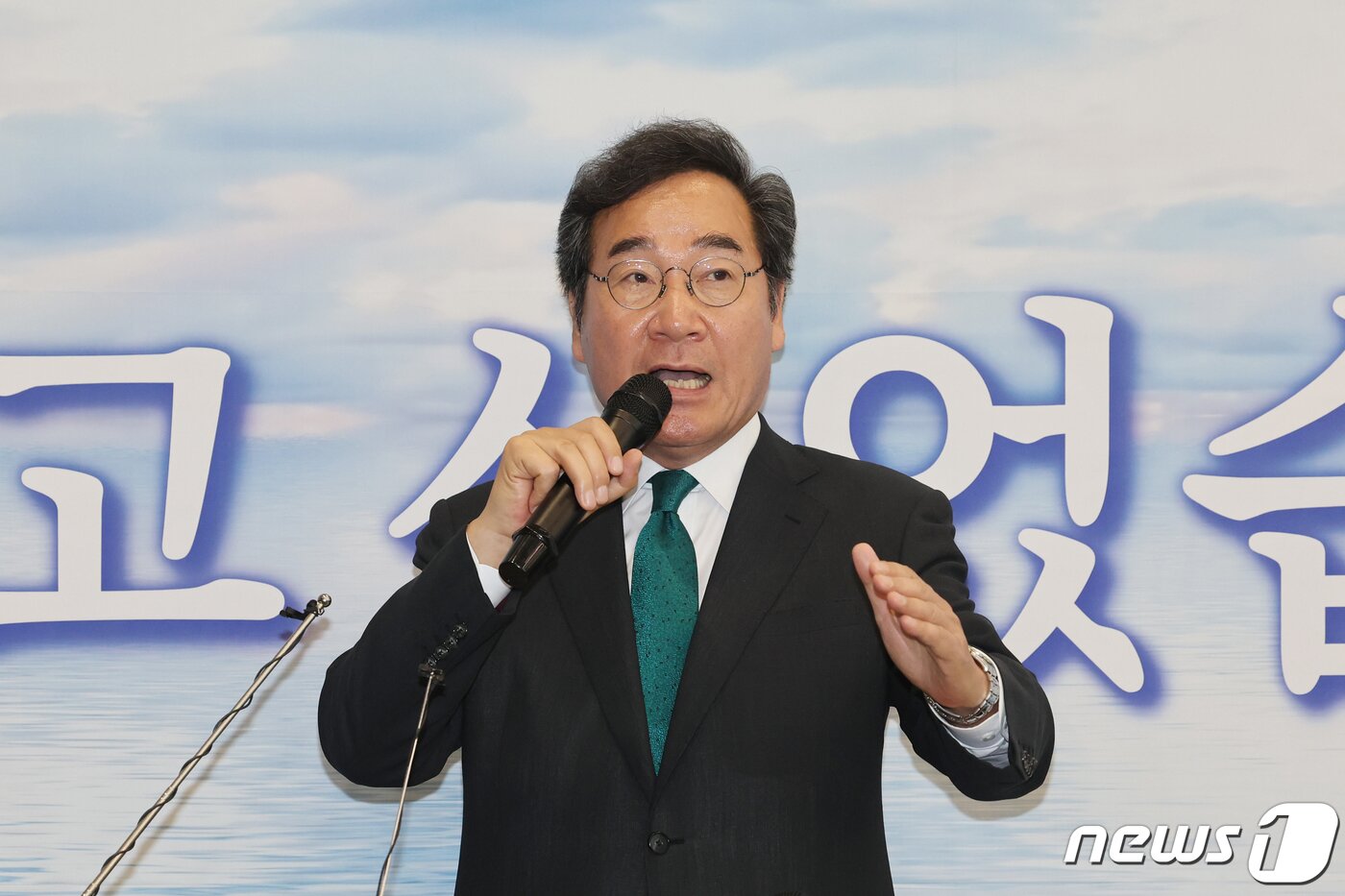 본문 이미지 - 이낙연 전 더불어민주당 대표가 24일 오후 인천국제공항 제2여객터미널을 통해 귀국한 뒤 소감을 밝히고 있다. 1년간의 미국 유학 생활을 마친 이 전 대표는 "국민이 나라 걱정하는 지경＂이라며 ＂못다한 책임 다 할 것＂이라고 밝혔다. (공동취재)2023.6.24/뉴스1 ⓒ News1 허경 기자