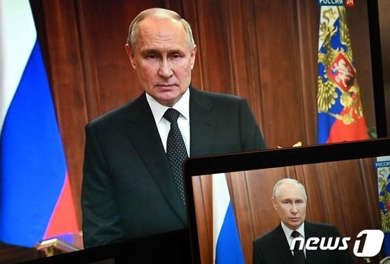 24일(현지시간) 러시아 모스크바에서 블라디미르 푸틴 대통령의 TV 연설이 중계되고 있다. 2023.06.24/ © AFP=뉴스1 © News1 권진영 기자
