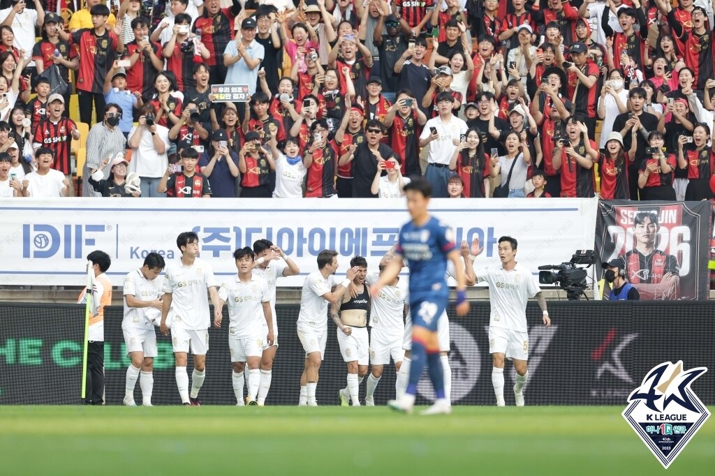 본문 이미지 - 득점 후 기뻐하는 FC서울 선수들(한국프로축구연맹 제공)