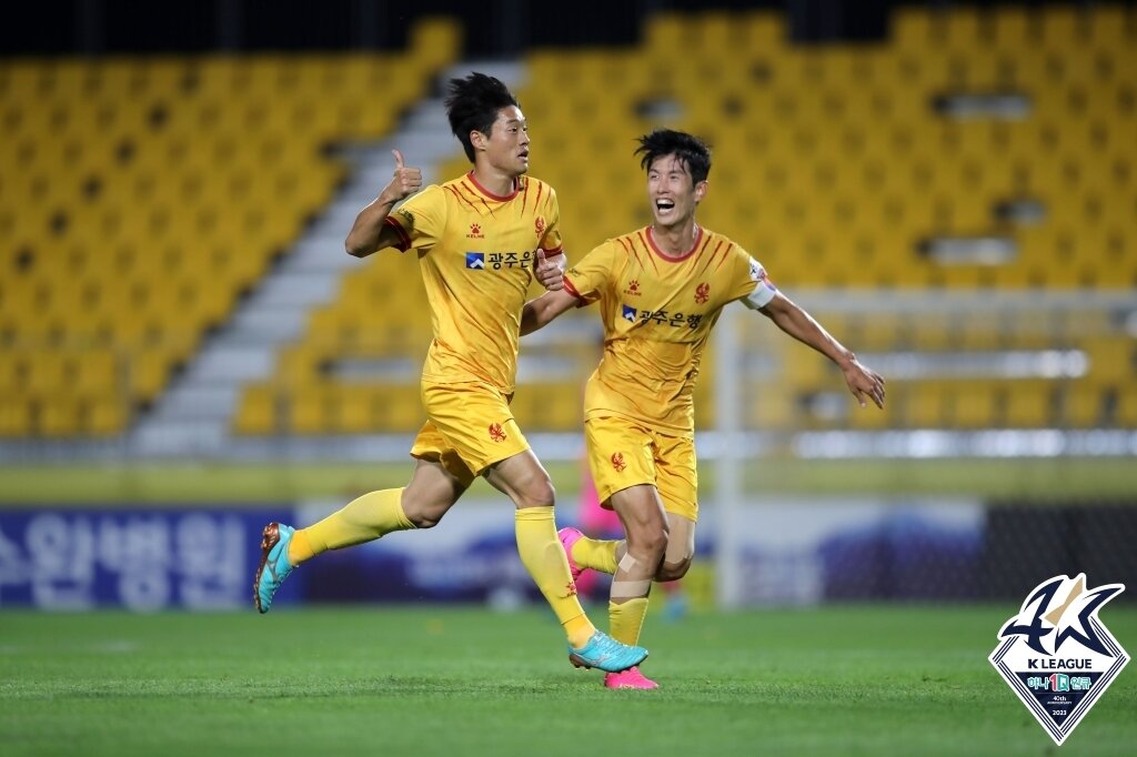 본문 이미지 - 광주FC 공격수 이건희(왼쪽)가 득점 후 기뻐하고 있다. (한국프로축구연맹 제공)
