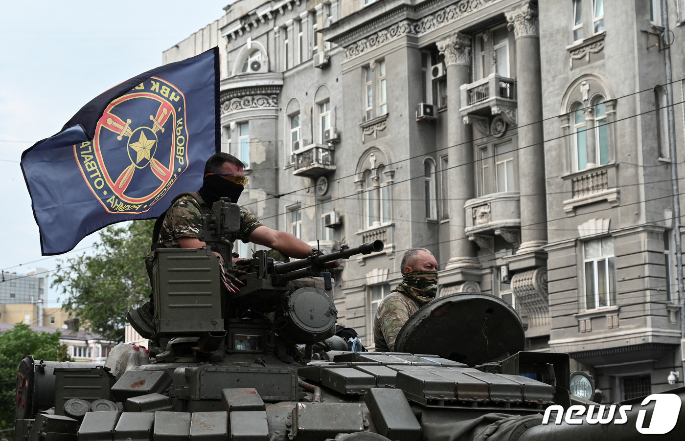 (로스토프나도누 로이터=뉴스1) 국제부 공용 기자 = 쿠데타를 일으킨 러시아 민간용병조직 바그너그룹의 전차가 24일(현지시간) 러시아 남부 로스토프나도누 시내를 활보하고 있다. 로 …