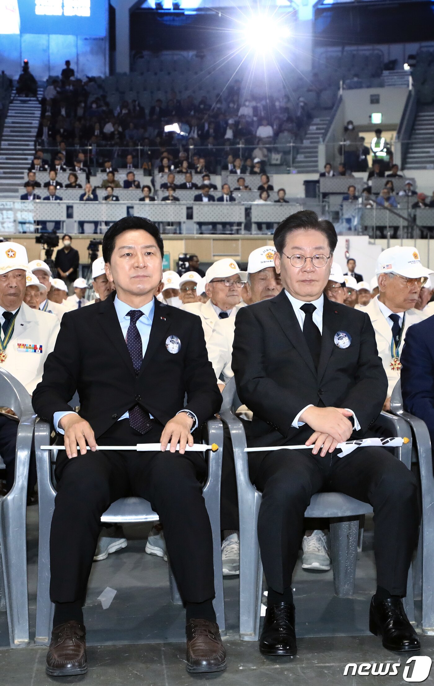 본문 이미지 - 김기현 국민의힘 대표(왼쪽)와 이재명 더불어민주당 대표가 25일 오전 서울 중구 장충체육관에서 열린 6·25전쟁 제73주년 행사에 참석해 있다. 국가보훈부는 6·25참전유공자의 공헌을 기리고, 자유의 소중함을 알려 국민들의 안보 의식을 높이기 위해 이날 행사를 개최했다고 밝혔다. 2023.6.25/뉴스1 ⓒ News1 박정호 기자