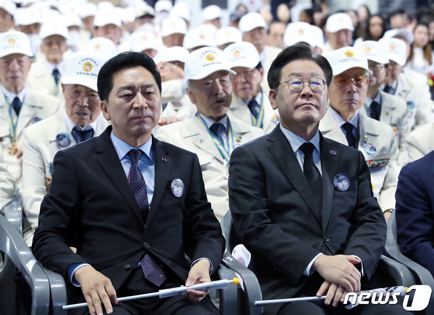 본문 이미지 - 김기현 국민의힘 대표(왼쪽)와 이재명 더불어민주당 대표가 25일 오전 서울 중구 장충체육관에서 열린 6·25전쟁 제73주년 행사에 참석해 있다. 국가보훈부는 6·25참전유공자의 공헌을 기리고, 자유의 소중함을 알려 국민들의 안보 의식을 높이기 위해 이날 행사를 개최했다고 밝혔다. 2023.6.25/뉴스1 ⓒ News1 박정호 기자