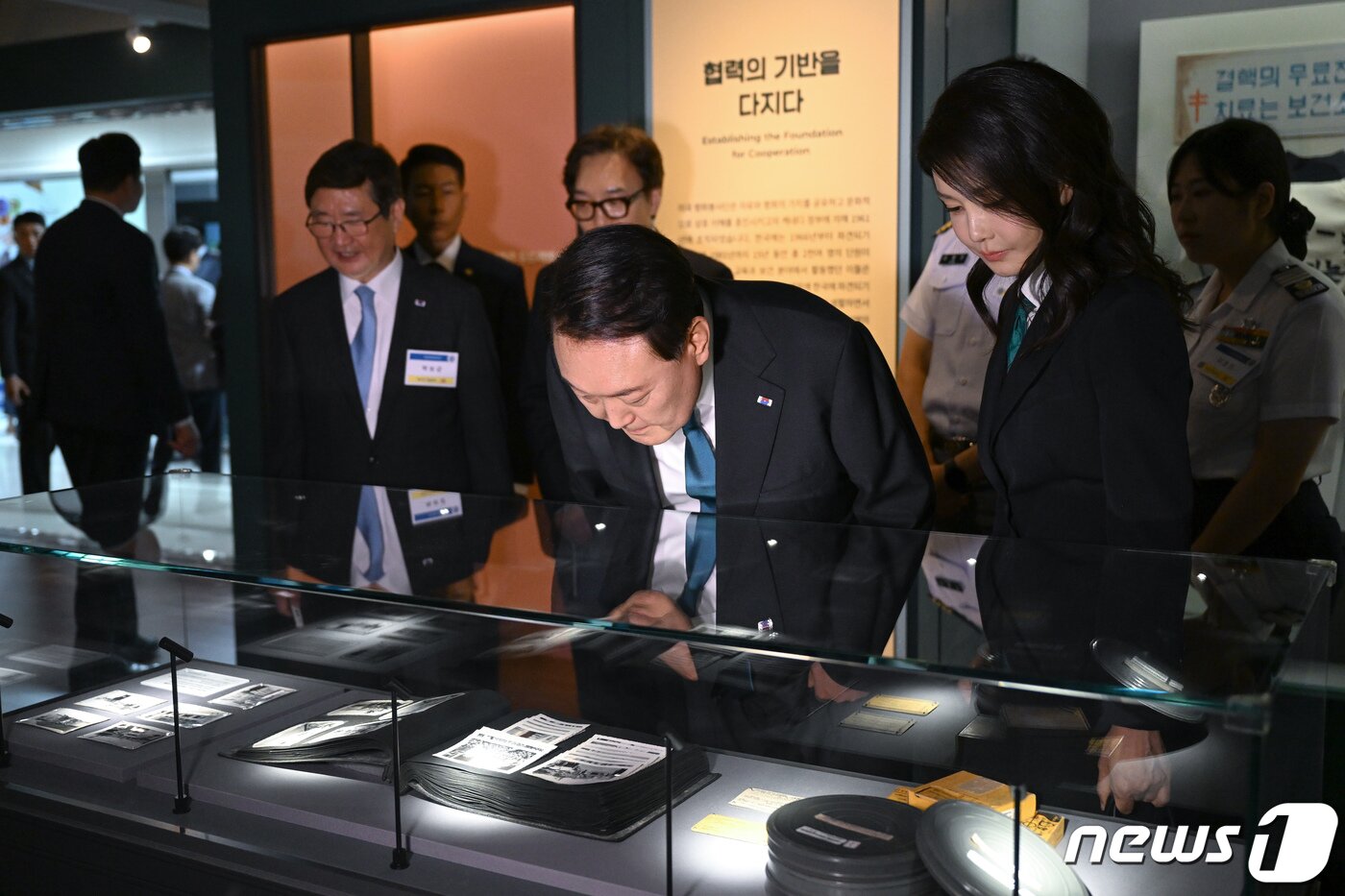 본문 이미지 - 윤석열 대통령과 김건희 여사가 6·25 전쟁 73주년인 25일 오후 서울 종로구 대한민국역사박물관을 찾아 '한미동맹 70주년 특별전'을 관람하고 있다. (대통령실 제공) 2023.6.25/뉴스1 ⓒ News1 안은나 기자