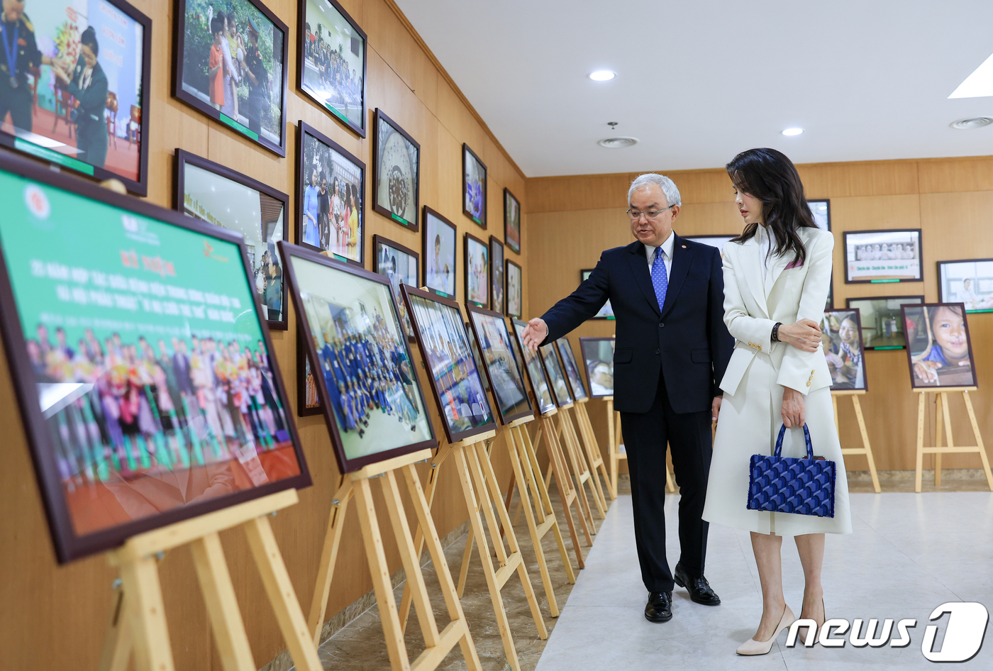 (서울=뉴스1) 안은나 기자 = 김건희 여사가 24일 오전(현지시간) 베트남 108중앙군사병원을 방문해 베트남 얼굴기형 어린이들을 위해 무료수술 봉사를 지원하는 ‘스마일 포 칠드런 …