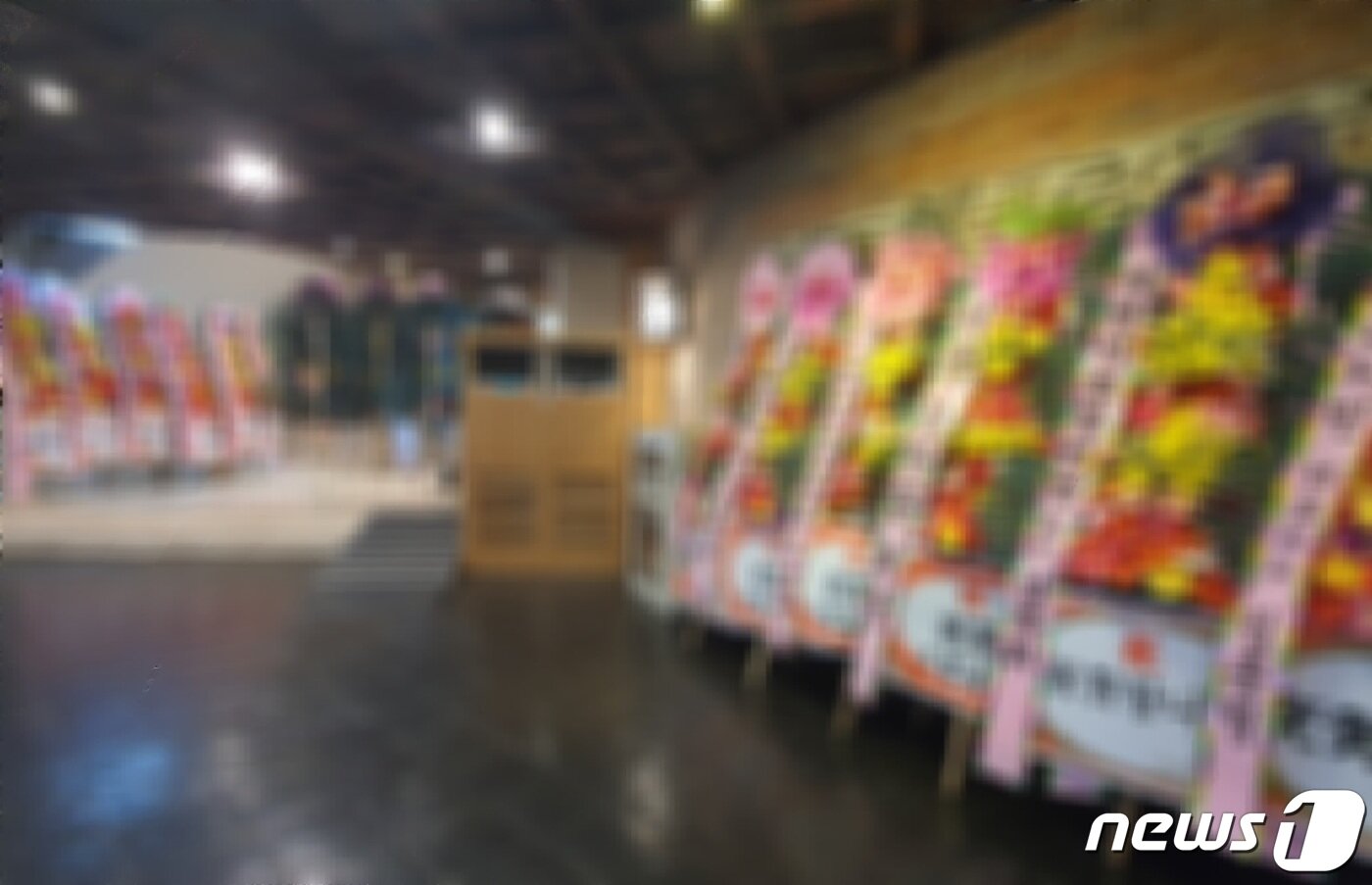 본문 이미지 - 25일 오후 부산 중구 한 호텔에서 열린 부산의 유명 폭력조직 '신20세기파'의 두목 결혼식장 앞에 화환들이 놓여져 있다.2023.6.25/뉴스1 노경민 기자