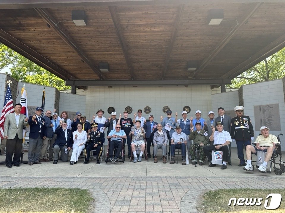 본문 이미지 - 행사 기념식에 참석한 한국전쟁 참전용사들과 행사를 주관한 미 재향군인회 데스플레인 지회, 시카고 한인회, 시카고총영사관 관계자 등이 기념촬영을 하고 있다.