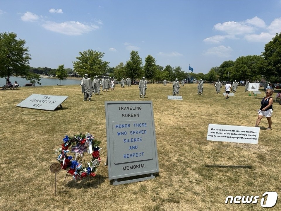 본문 이미지 - 행사 기간 레이크 파크 행사장에 전시된 한국전 참전용사 조각 모형. 워싱턴DC에 마련된 &#39;한국전 참전용사 기념비&#39;의 복제본이다.