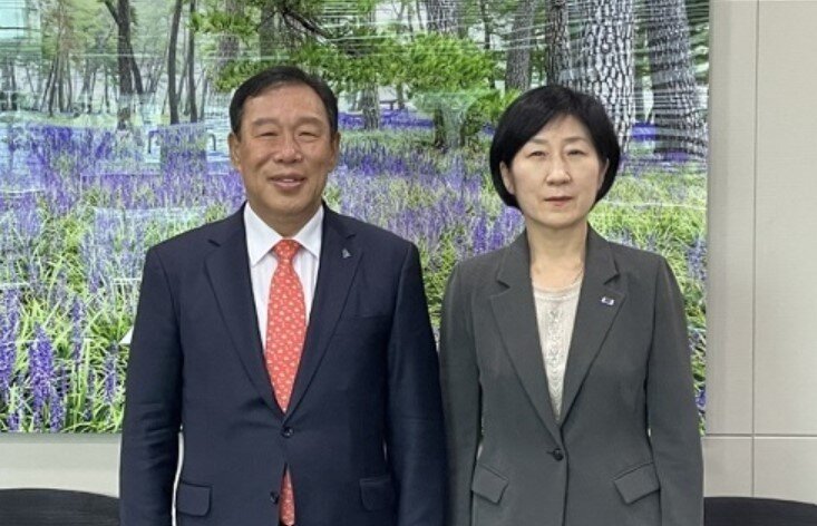 본문 이미지 - 최민호 세종시장&#40;왼쪽&#41;이 12일 한화진 환경부 장관을 만나 면담에 앞서 기념촬영을 하고 있다.&#40;세종시 제공&#41; / 뉴스1