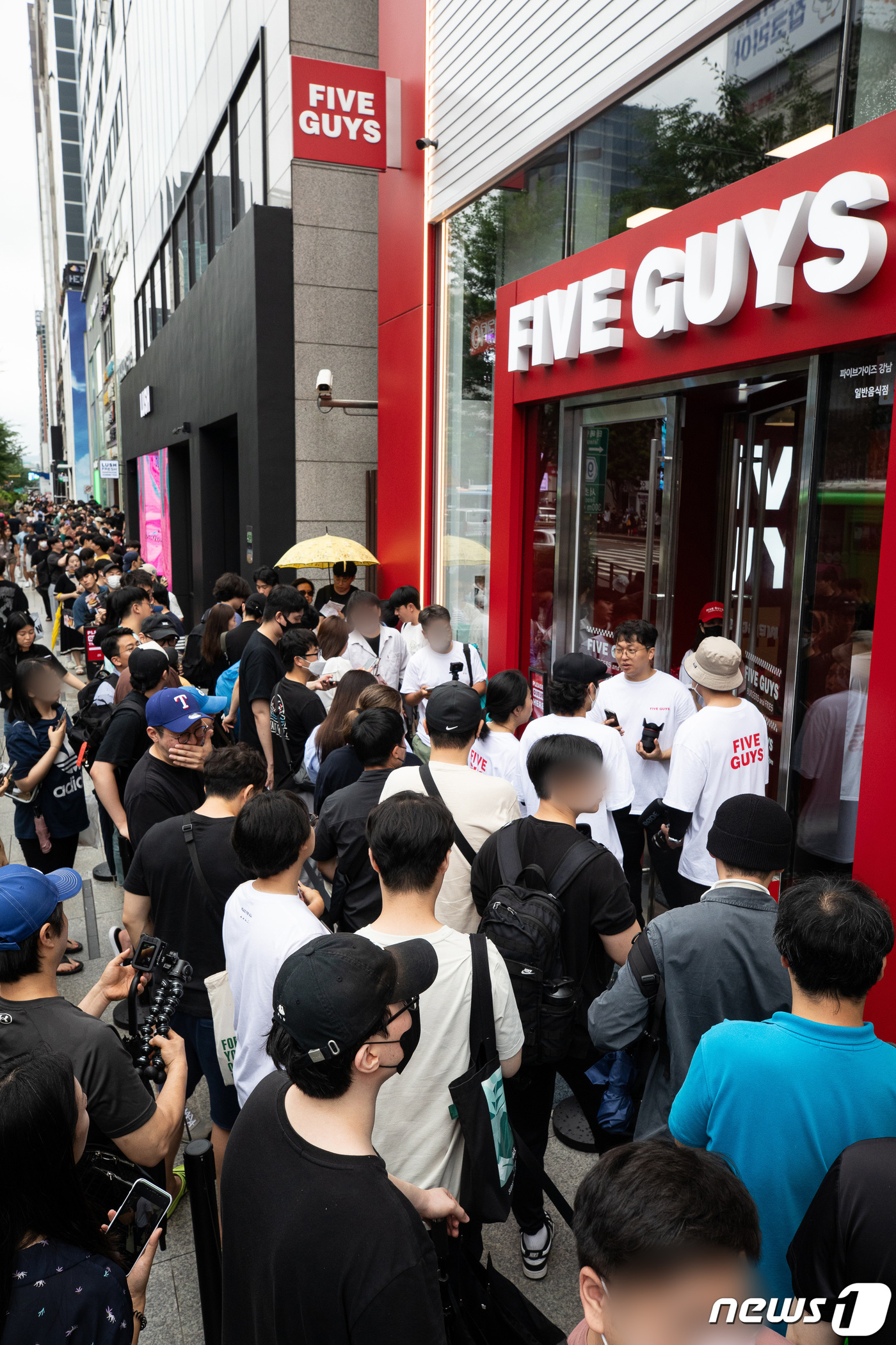(서울=뉴스1) 유승관 기자 = 미국 햄버거 브랜드 파이브가이즈 1호점 오픈일인 26일 서울 강남구 파이브가이즈 강남 매장 앞에 입장을 기다리는 고객들이 길게 줄지어 서 있다.19 …