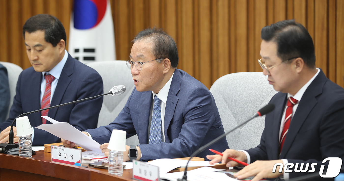 (서울=뉴스1) 임세영 기자 = 윤재옥 국민의힘 원내대표가 26일 오전 서울 여의도 국회에서 열린 국민의힘·대전·세종·충북·충남 지역민생 예산정책협의회에서 모두발언을 하고 있다. …