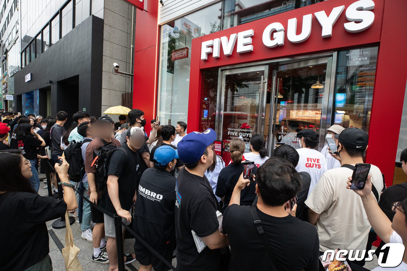 본문 이미지 - 미국 햄버거 브랜드 파이브가이즈 1호점 오픈일인 26일 서울 강남구 파이브가이즈 강남 매장 앞에 입장을 기다리는 고객들이 길게 줄지어 서 있다. 2023.6.26/뉴스1 ⓒ News1 유승관 기자