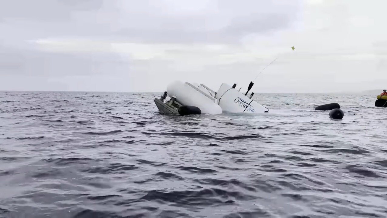 본문 이미지 - 잠수정이 바다 속으로 들어가는 모습. (유튜브 갈무리)