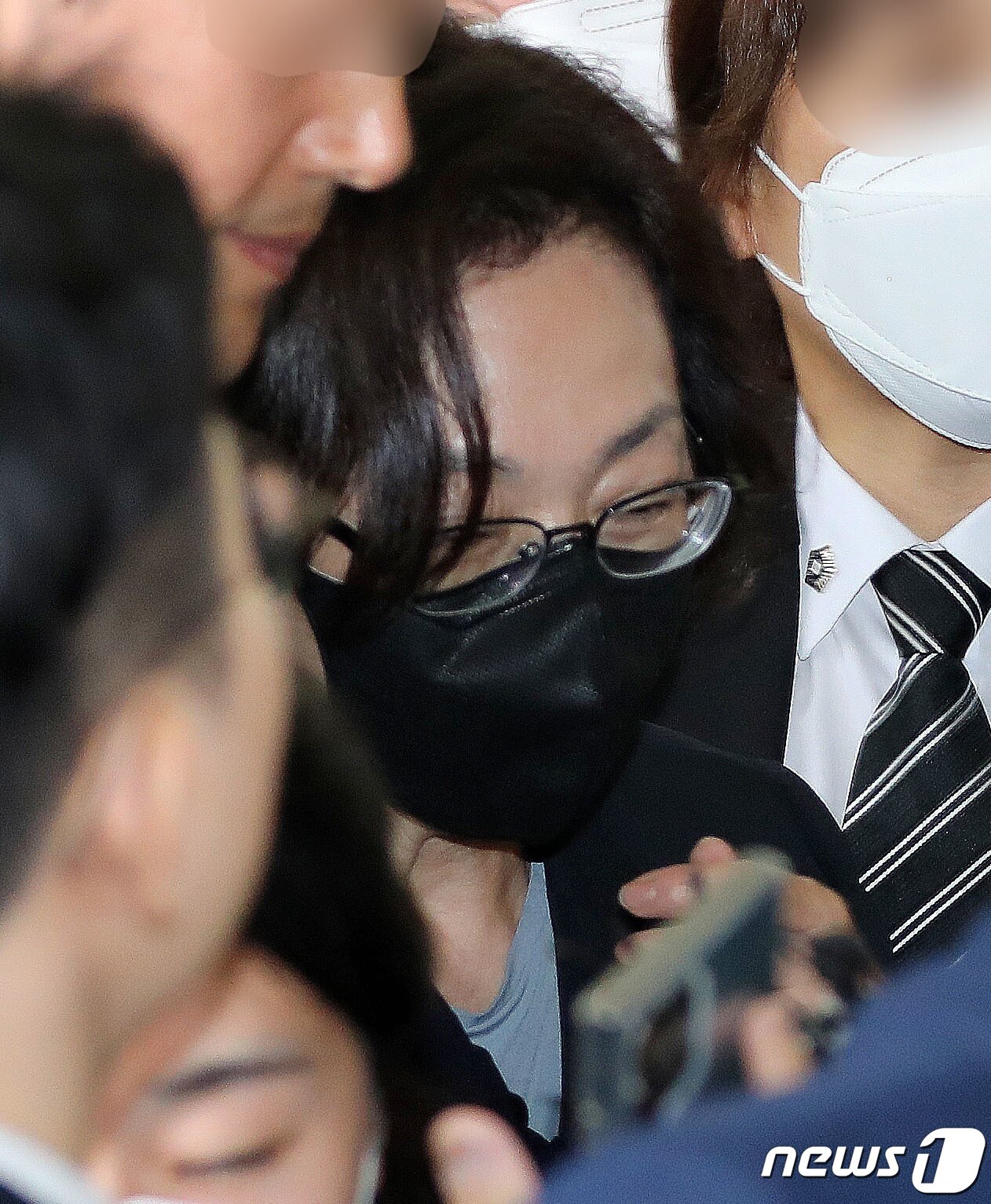 본문 이미지 - 이태원참사 부실대응 혐의를 받고 있는 박희영 용산구청장이 26일 오후 마포구 서울서부지방법원에서 열린 속행 공판에 출석하고 있다. 2023.6.26/뉴스1 ⓒ News1 박세연 기자