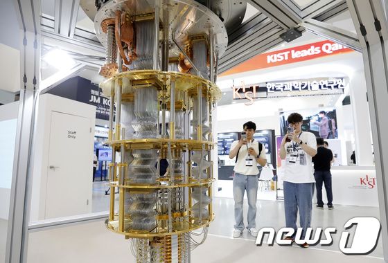 26일 오후 서울 중구 동대문디자인플라자(DDP)에서 열린 '퀀텀코리아 2023'를 찾은 관람객들이 양자컴퓨터를 둘러보고 있다. 퀀텀코리아 2023은 국내 최대 양자 기술 관련 국제 행사다. 2023.6.26/뉴스1 © News1 박지혜 기자