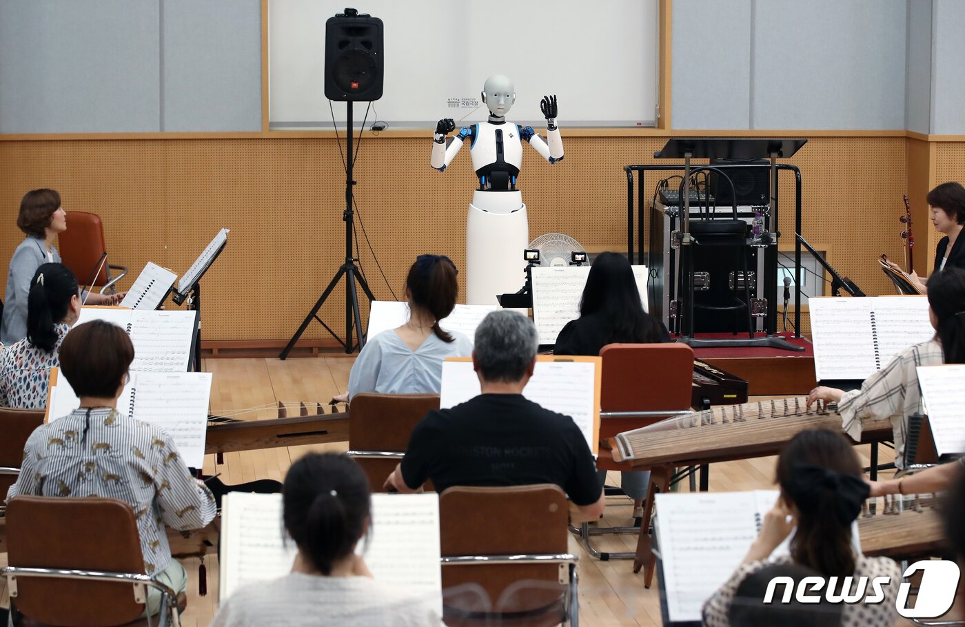 본문 이미지 - 26일 오후 서울 중구 장충동 국립극장 해오름극장 관현악단 연습실에서 국내 최초 지휘하는 로봇 '에버 6'와 국립국악관현악단 단원들이 만다흐빌레그 비르바 작곡의 '말발굽 소리' 지휘와 연주를 하고 있다. 2023.6.26/뉴스1 ⓒ News1 박정호 기자