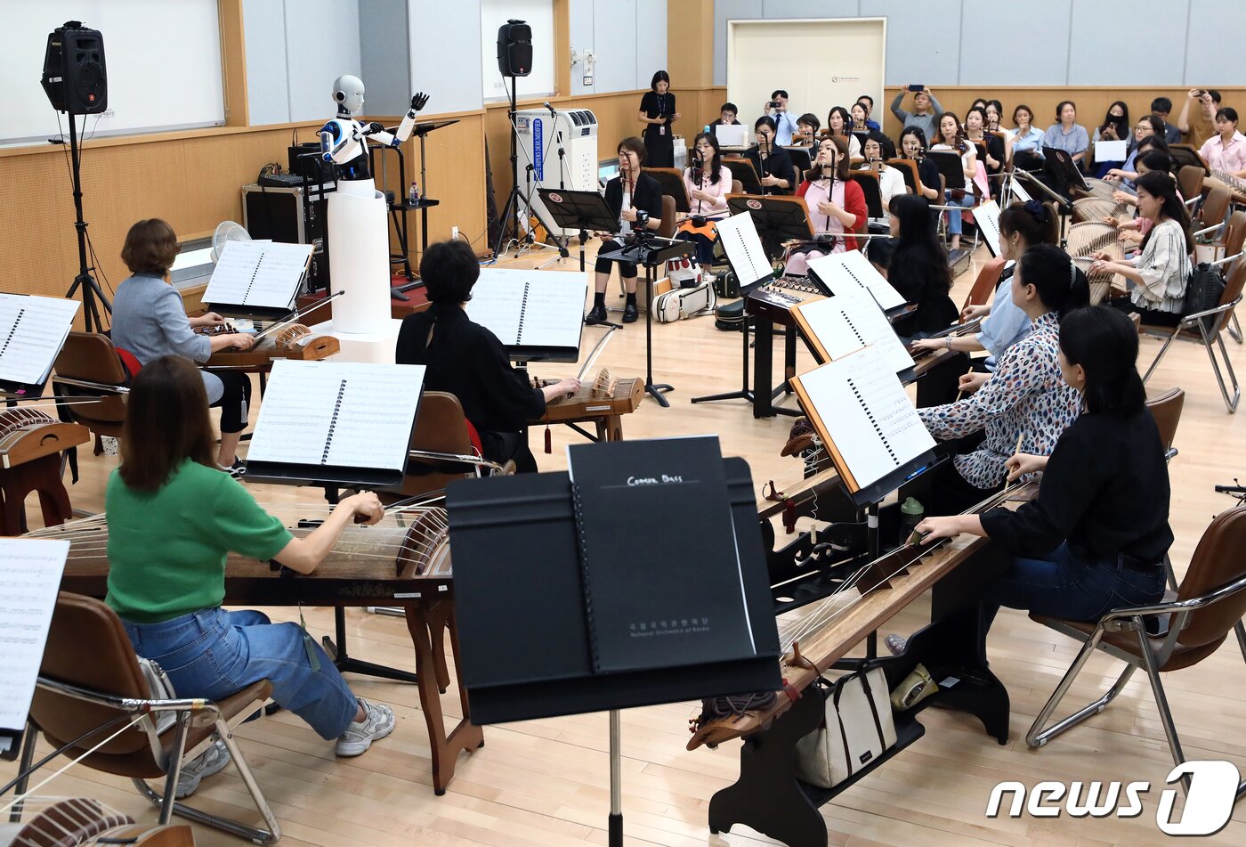 본문 이미지 - 26일 오후 서울 중구 장충동 국립극장 해오름극장 관현악단 연습실에서 국내 최초 지휘하는 로봇 '에버 6'와 국립국악관현악단 단원들이 만다흐빌레그 비르바 작곡의 '말발굽 소리' 지휘와 연주를 하고 있다.  2023.6.26/뉴스1 ⓒ News1 박정호 기자