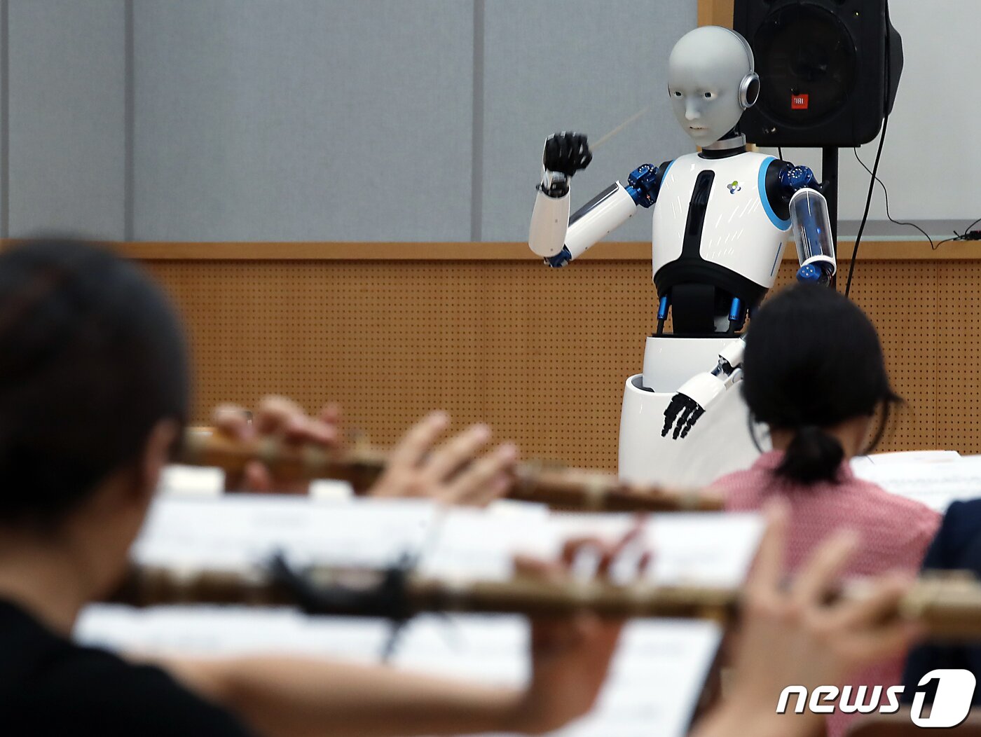 본문 이미지 - 26일 오후 서울 중구 장충동 국립극장 해오름극장 관현악단 연습실에서 국내 최초 지휘하는 로봇 '에버 6'와 국립국악관현악단 단원들이 만다흐빌레그 비르바 작곡의 '말발굽 소리' 지휘와 연주를 하고 있다. 2023.6.26/뉴스1 ⓒ News1 박정호 기자