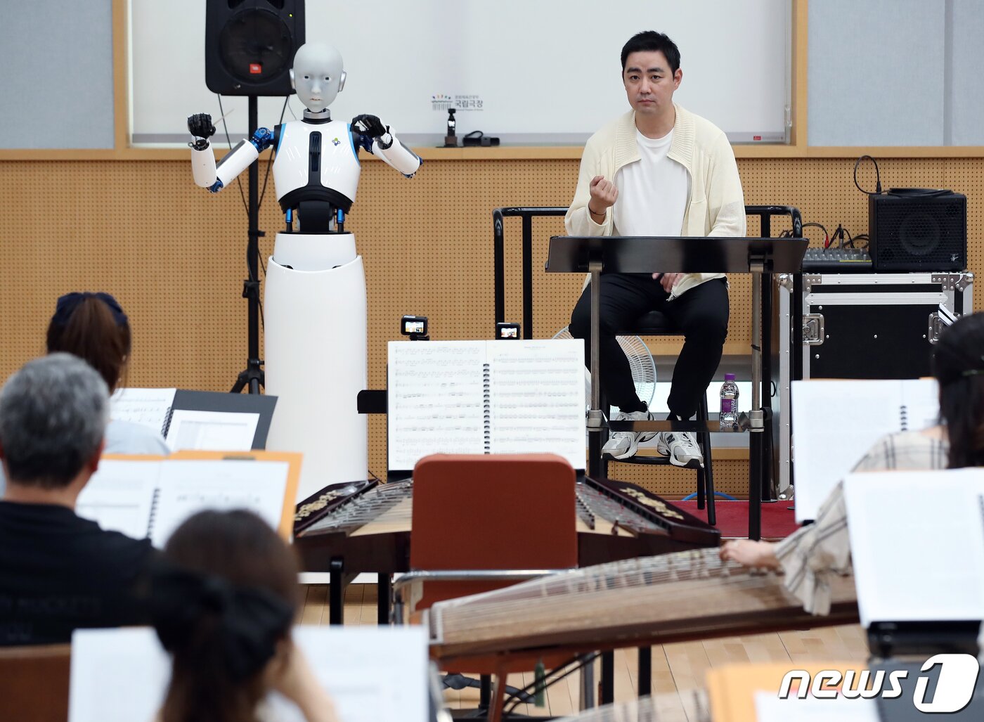 본문 이미지 - 최수열 지휘자(오른쪽)가 26일 오후 서울 중구 장충동 국립극장 해오름극장 관현악단 연습실에서 국내 최초 지휘하는 로봇 '에버 6'와 비얌바수렌 샤라브 작곡의 '깨어난 초원' 무대를 함께하고 있다.  2023.6.26/뉴스1 ⓒ News1 박정호 기자