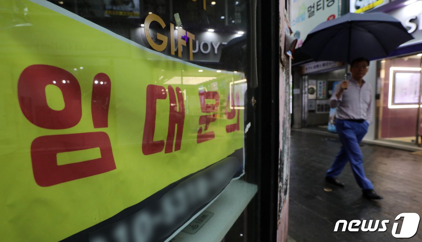 본문 이미지 - 금융지주들이 이처럼 충당금 적립 규모를 확충한 것은 코로나19로 인한 상환 유예 만기가 다가오면서 올해 하반기 연체율이나 고정이하여신&#40;NPL&#41;비율이 증가하는 등 금융시장의 불안요소가 커졌기 때문이다. 2023.6.26/뉴스1 ⓒ News1 김진환 기자