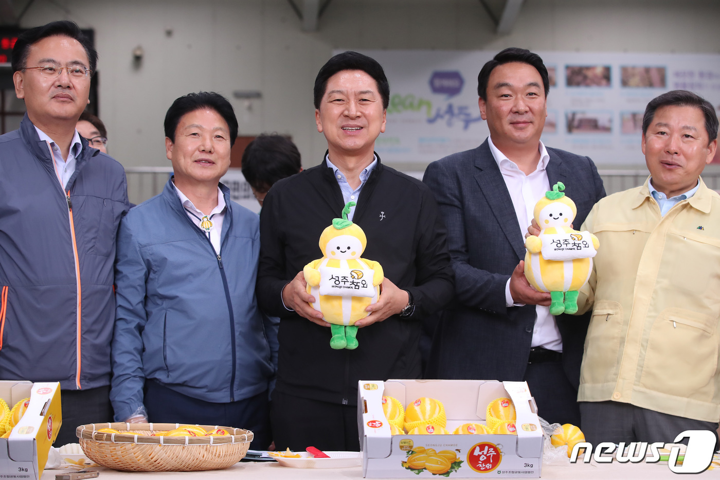 (성주=뉴스1) 공정식 기자 = 김기현 국민의힘 대표가 26일 오후 경북 성주군 성주농산물공판장을 찾아 선물로 받은 성주참외 캐릭터를 들어 보이고 있다. 2023.6.26/뉴스1