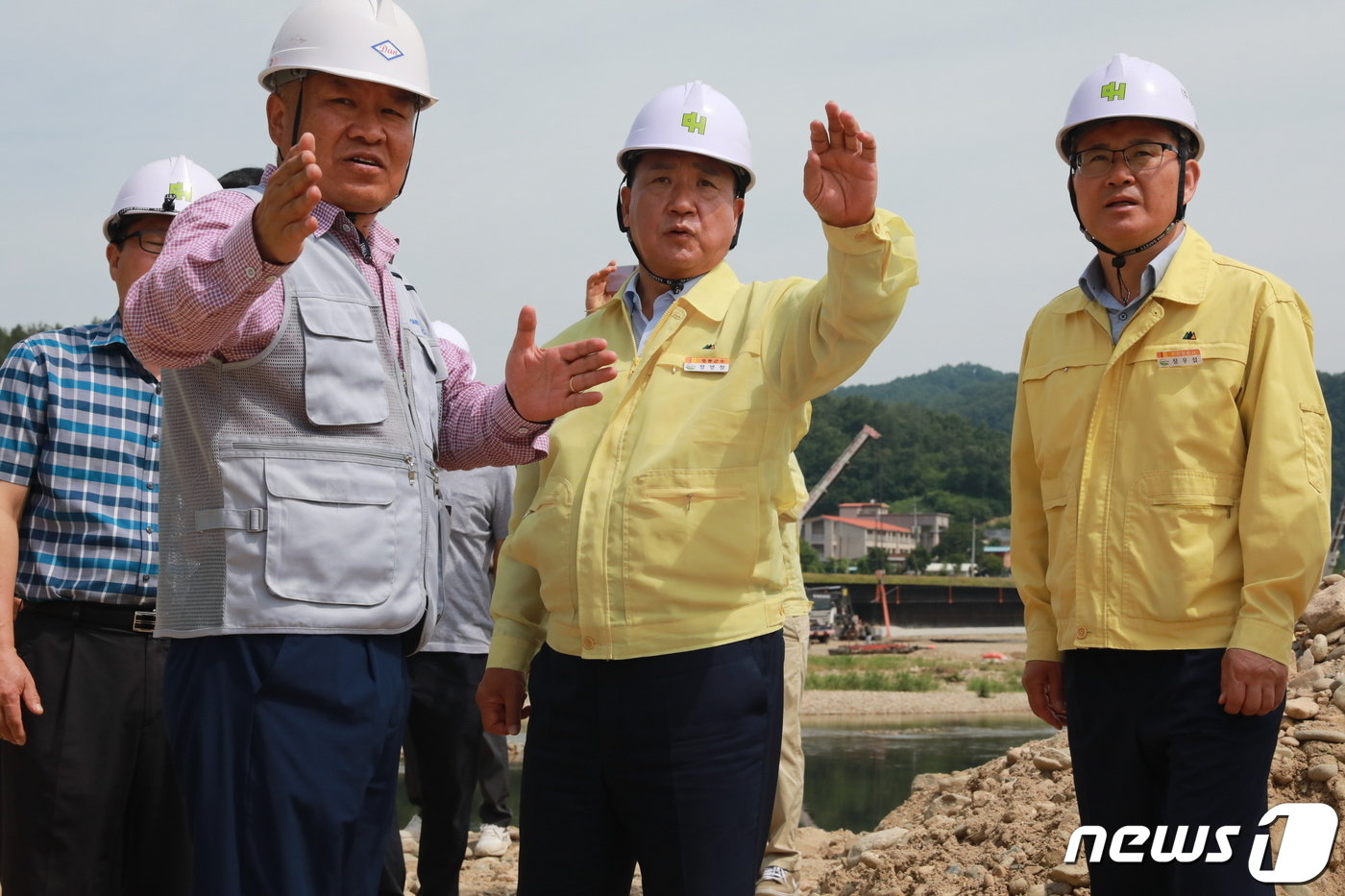 정영철 충북 영동군수가 주요 사업장을 둘러보고 있다. &#40;영동군 제공&#41; /뉴스1 