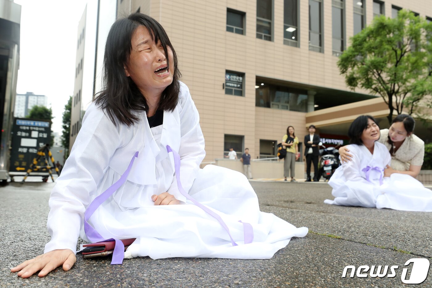 본문 이미지 - 이태원참사 유가족들이 26일 오후 서울 마포구 서울서부지방법원에서 박희영 용산구청장이 속행 공판을 마치고 법원을 나서자 바닥에 주저앉아 오열하고 있다. 2023.6.26/뉴스1 ⓒ News1 민경석 기자