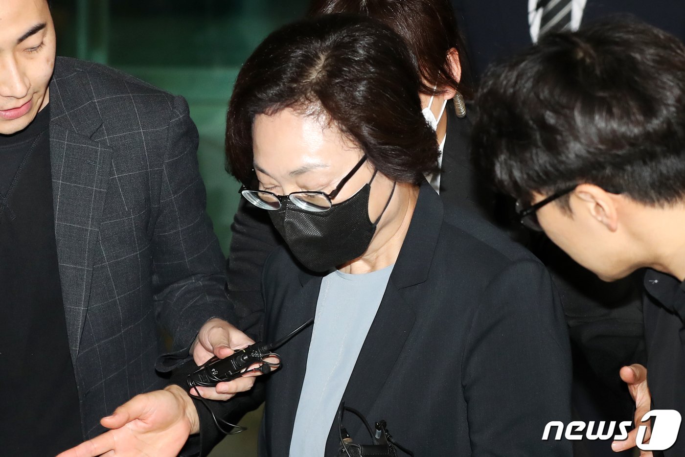 본문 이미지 - 이태원참사 부실대응 혐의를 받는 박희영 용산구청장이 26일 오후 마포구 서울서부지방법원에서 열린 속행 공판을 마친 뒤 법원을 나서고 있다. 2023.6.26/뉴스1 ⓒ News1 민경석 기자