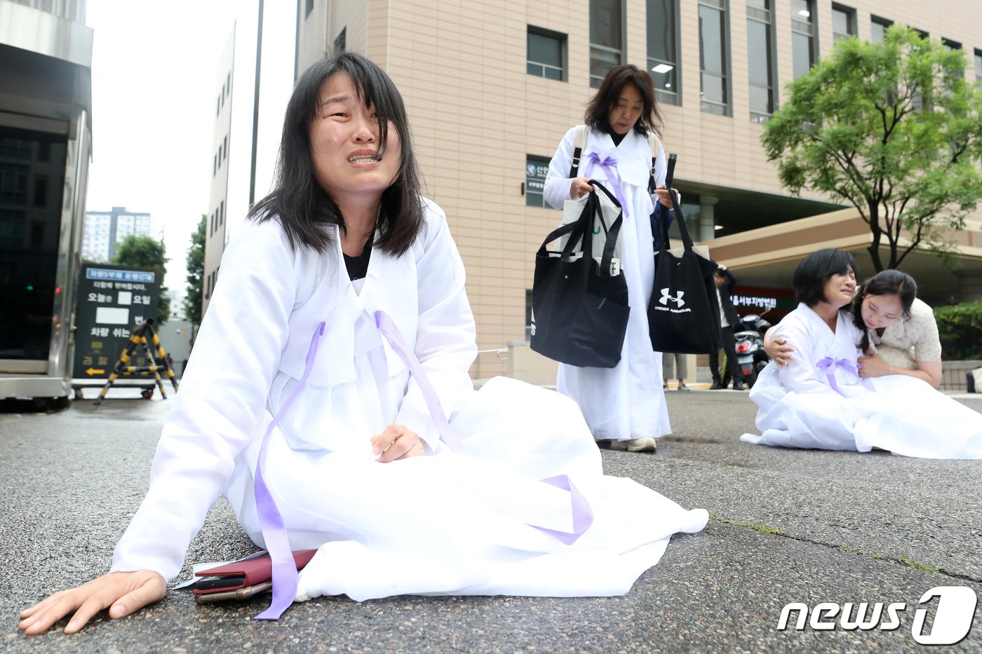 이태원참사 유가족들이 26일 오후 서울 마포구 서울서부지방법원에서 박희영 용산구청장이 속행 공판을 마치고 법원을 나서자 바닥에 주저앉아 오열하고 있다. 2023.6.26/뉴스1 ⓒ News1 민경석 기자