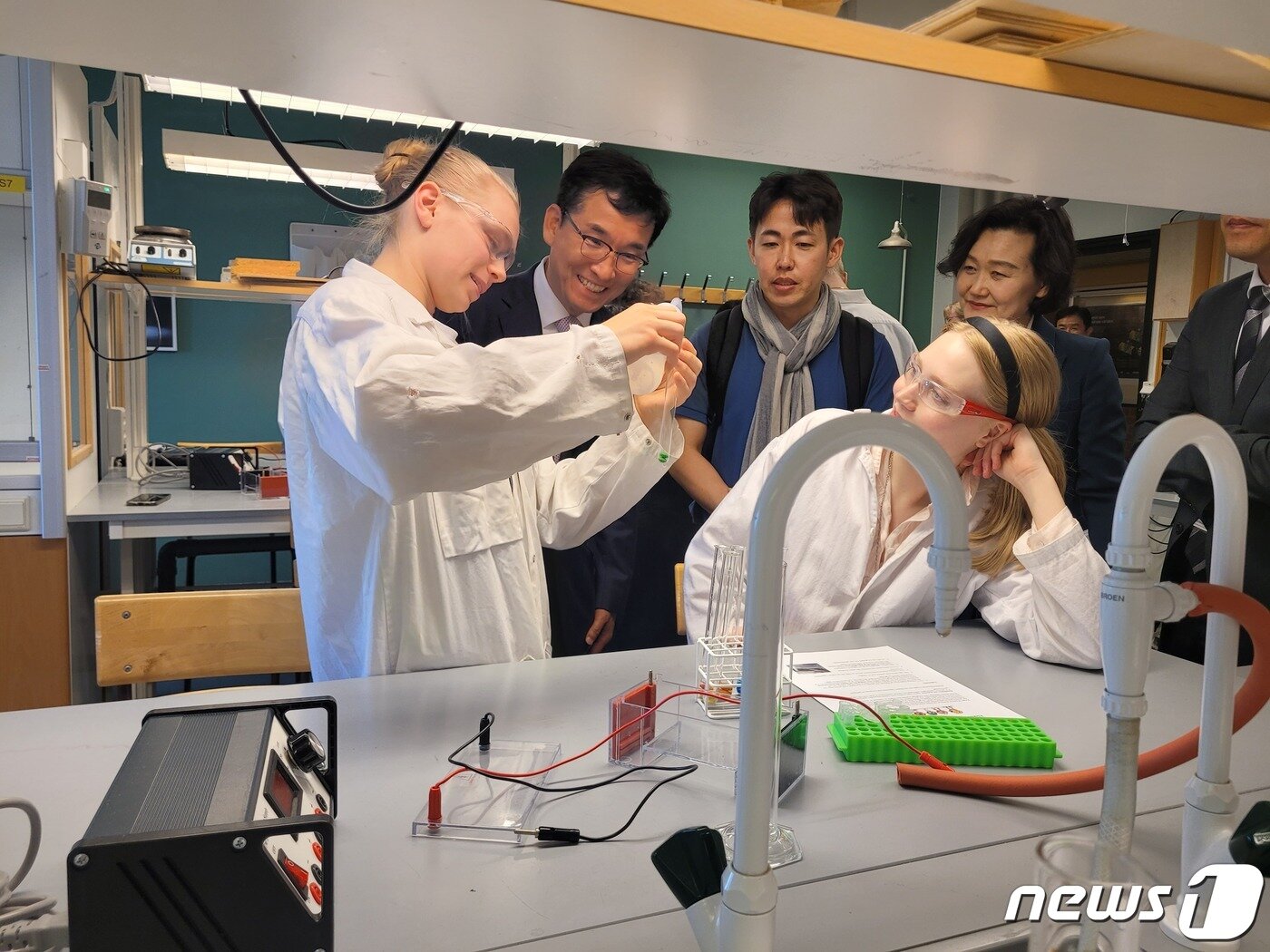 본문 이미지 - 윤건영 충북교육감이 스웨덴을 방문해 현지 학교를 찾아 학습과정 등을 둘러보고 있다.(충북교육청 제공)/ 뉴스1