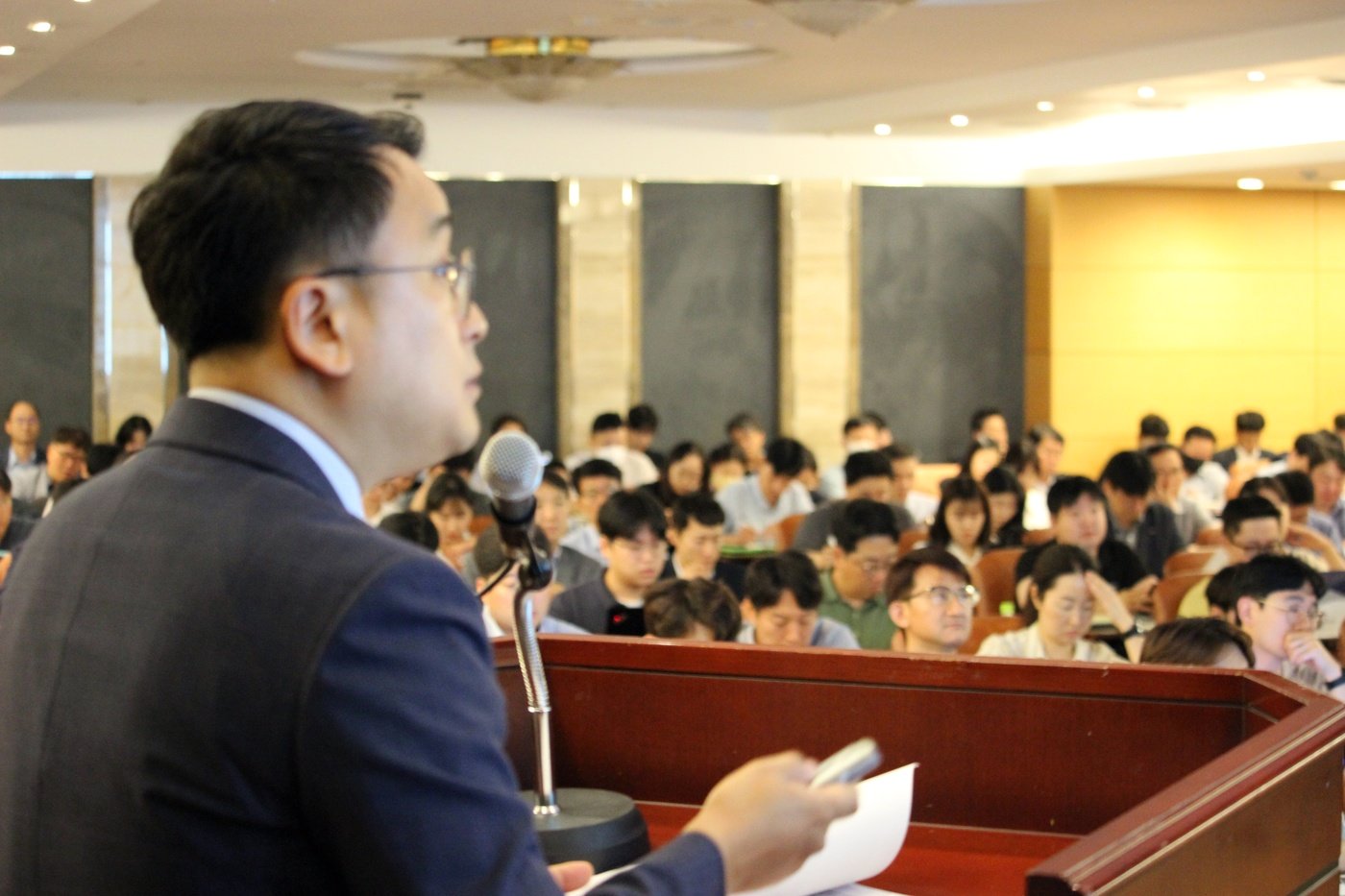 본문 이미지 - 박철한 한건설산업연구원 연구위원이 26일 서울 강남구 논현동 건설회관에서 개최한 '하반기 건설·부동산 경기 전망' 세미나에서 발표를 하고 있다./한국건설산업연구원 제공