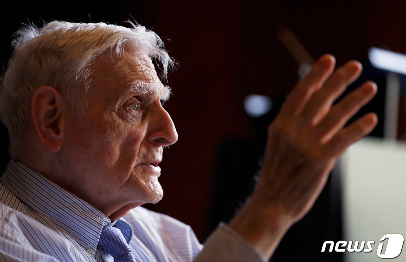 본문 이미지 - 리튬이온 배터리 발전에 기여한 공로로 97세에 노벨상을 받은 존 B. 구디너프 교수가 25일(현지시간) 별세했다. 향년 100세. 사진은 2019년 영국 런던에서 강연하는 구디너프 교수의 모습. 2019.10.09/ ⓒ 로이터=뉴스1 ⓒ News1 박재하 기자