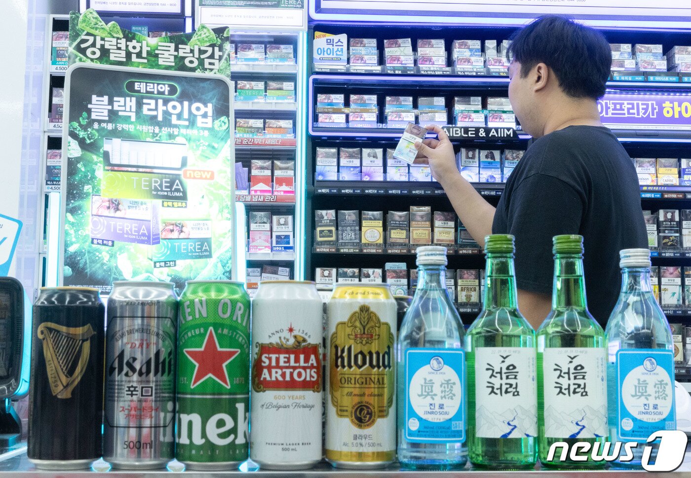 본문 이미지 - 서울의 한 편의점에서 직원이 업무를 보고 있는 모습. 2023.6.27 ⓒ 뉴스1 이재명 기자