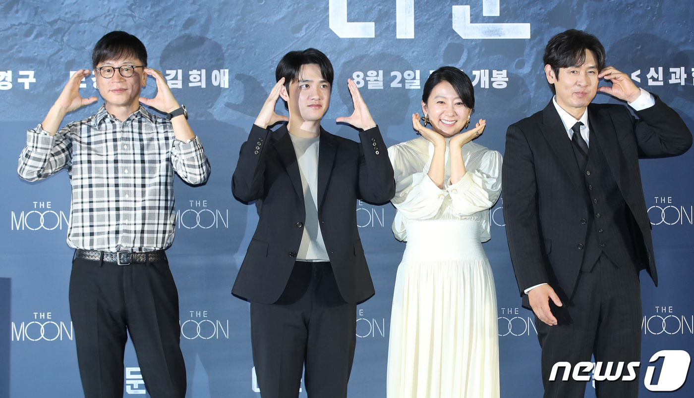 (서울=뉴스1) 권현진 기자 = 김용화 감독(왼쪽부터)과 배우 도경수, 김희애, 설경구가 27일 오전 서울 용산구 CGV 용산아이파크몰에서 열린 영화 '더 문‘ 제작보고회에서 포즈 …