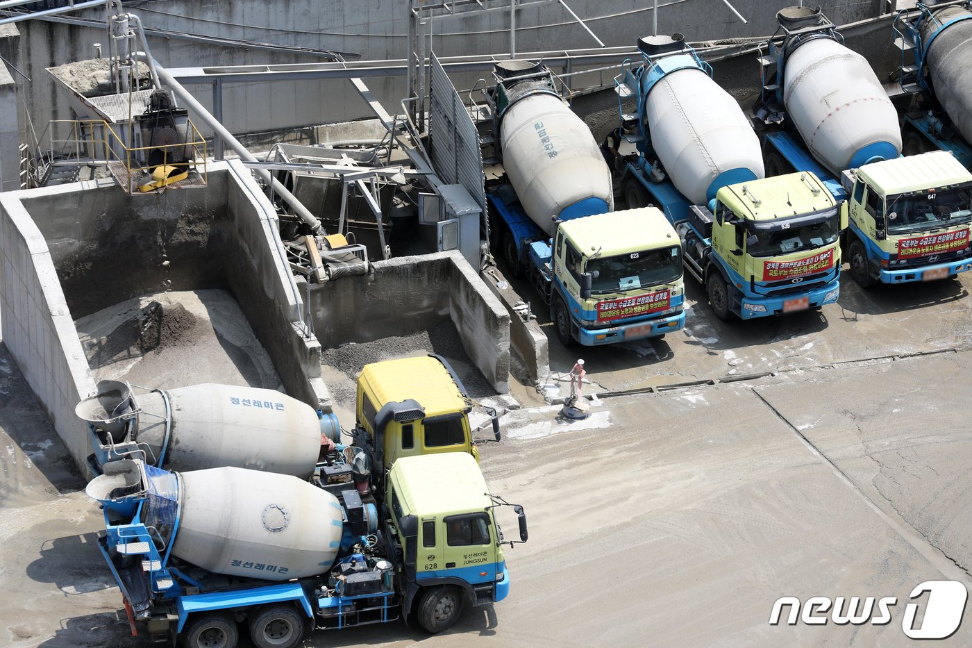 본문 이미지 -  경기도 의왕시 한 시멘트 공장에서 믹서트럭들이 오가고 있다. /뉴스1 ⓒ News1 이승배 기자