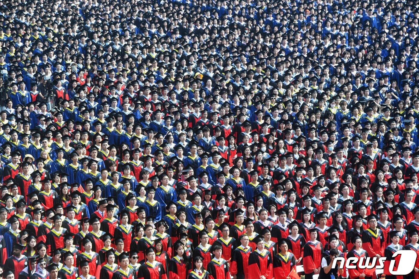본문 이미지 - 지난 6월 20일 열린 중국 우한대 졸업식. 졸업생들이 셀 수 없을 정도로 많다. ⓒ AFP=뉴스1 ⓒ News1 박형기 기자