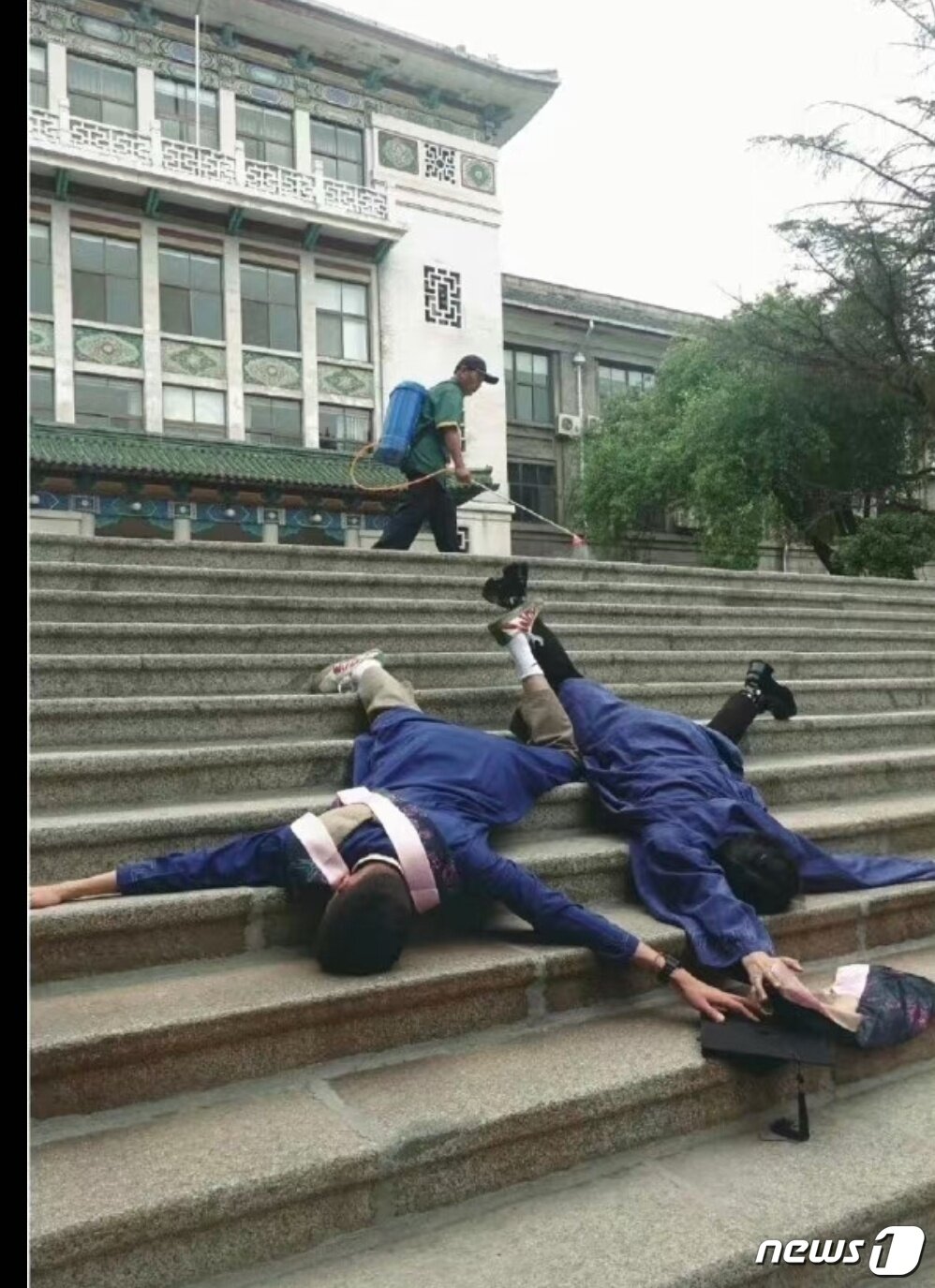 본문 이미지 - 두 대학생이 계단위에 대자로 누워 있는 가운데, 미화원이 무심히 청소를 하고 있다. - 웨이보 갈무리