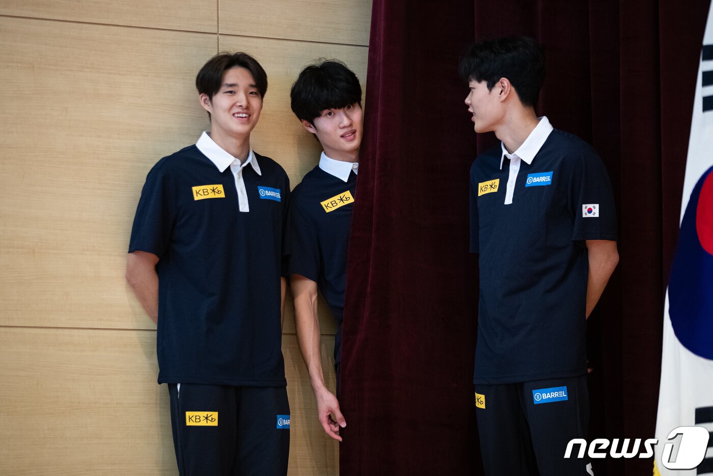 본문 이미지 - 수영 국가대표(경영) 김우민(왼쪽부터), 황선우, 이호준이 27일 충북 진천선수촌 챔피언하우스에서 열린 2023 후쿠오카 세계수영선수권대회 미디어데이에서 기념촬영을 기다리며 대화를 나누고 있다. 2023.6.27/뉴스1 ⓒ News1 DB