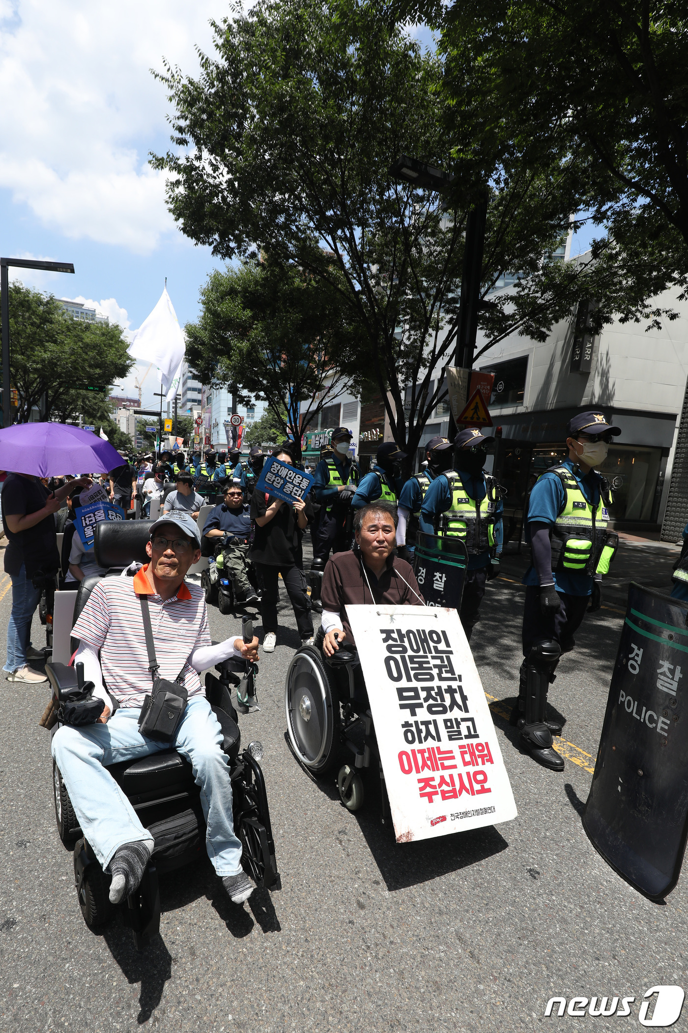 (대구=뉴스1) 공정식 기자 = 27일 대구장애인차별철폐연대 출범식을 마친 장애인단체 회원들이 장애인 이동권 보장 등을 촉구하며 대구 중구 대구시청 동인청사에서 출발해 대중교통 전 …