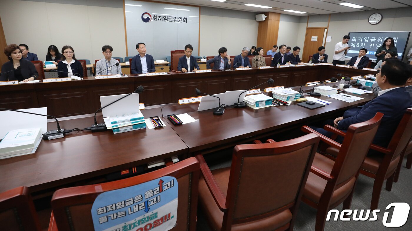 본문 이미지 - 27일 오후 세종시 정부세종청사 최저임금위원회에서 열린 제8차 최저임금위원회 전원회의에 참석했던 양대노총 근로자 위원들이 지난 26일 한국노총이 추천한 근로자위원인 김만재 금속노련 위원장을 공식 거부한 것에 대한 반발 전원 퇴장한 가운데 사용자위원, 공익위원들이 회의를 진행하고 있다. 2023.6.27/뉴스1 ⓒ News1 김기남 기자