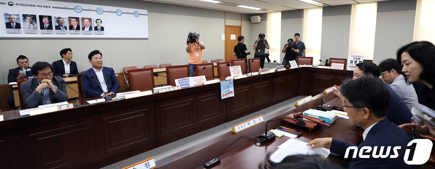 본문 이미지 - 27일 오후 세종시 정부세종청사 최저임금위원회에서 열린 제8차 최저임금위원회 전원회의에 참석했던 양대노총 근로자 위원들이 지난 26일 한국노총이 추천한 근로자위원인 김만재 금속노련 위원장을 공식 거부한 것에 대한 반발 전원 퇴장한 가운데 사용자위원, 공익위원들이 회의를 진행하고 있다. 2023.6.27/뉴스1 ⓒ News1 김기남 기자