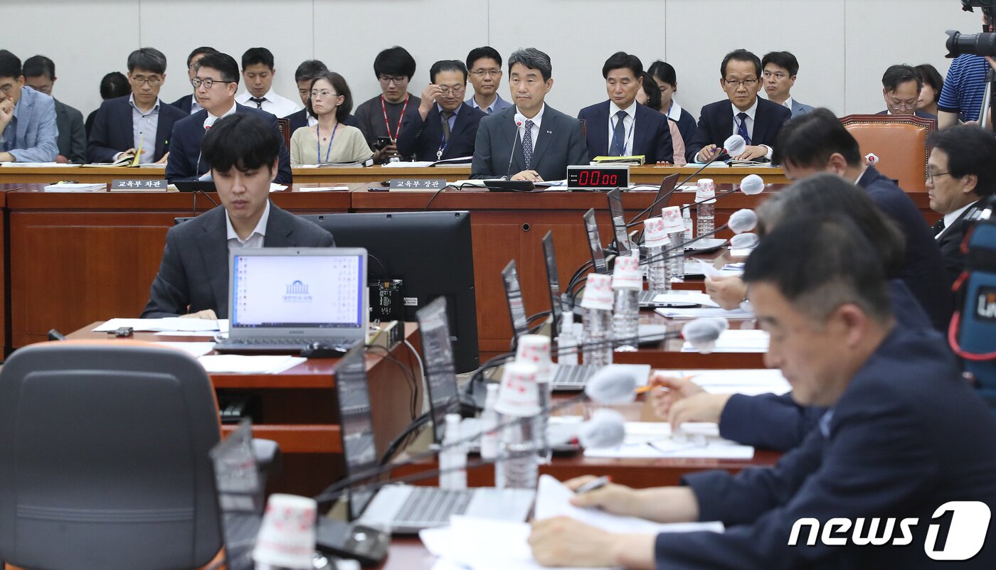 본문 이미지 - 이주호 사회부총리 겸 교육부 장관이 27일 오후 서울 여의도 국회에서 열린 교육위원회 전체회의에서 의원들의 질의를 듣고 있다. 2023.6.27/뉴스1 ⓒ News1 임세영 기자