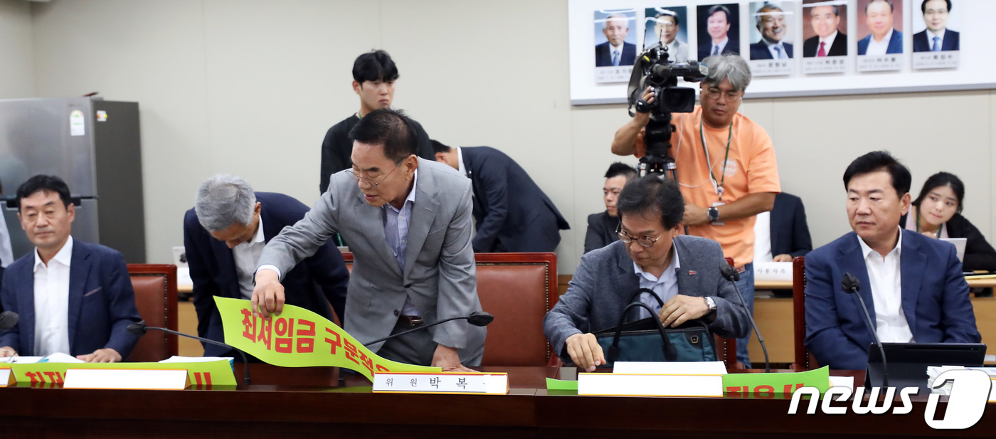 (세종=뉴스1) 김기남 기자 = 27일 오후 세종시 정부세종청사 최저임금위원회에서 열린 제8차 최저임금위원회 전원회의에 참석했던 사용자위원이 최저임금 구분적용 부결에 유감을 표하며 …