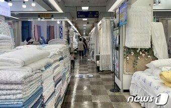 본문 이미지 - 동대문 시장 내부 이불 가게에 &#39;7월 21일 부로 영업을 종료합니다&#39;는 문구가 붙어있다. ⓒ News1 이민주 기자