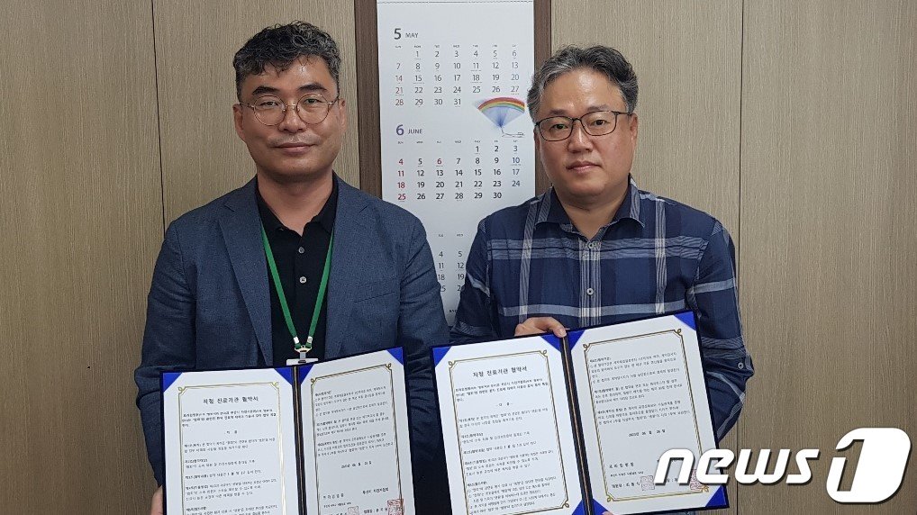 본문 이미지 - 프라임병원과 부산시 자전거연맹의 지정 진료기관 MOU 체결 모습. 왼쪽이 차문규 프라임병원 행정부장, 오른쪽이 부산시 자전거연맹 윤지용 회장(프라임병원 제공).