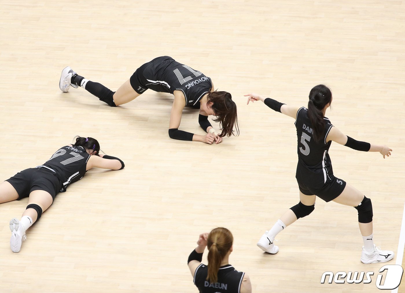 대한민국 여자 배구대표팀 정호영과 강소휘가 27일 오후 경기 수원시 서수원칠보체육관에서 열린 국제배구연맹&#40;FIVB&#41; 발리볼네이션스리그&#40;VNL&#41; 여자대회 대한민국과 불가리아의 경기에서 수비에 실패한 후 아쉬움을 드러내고 있다. 2023.6.27/뉴스1 ⓒ News1 신웅수 기자