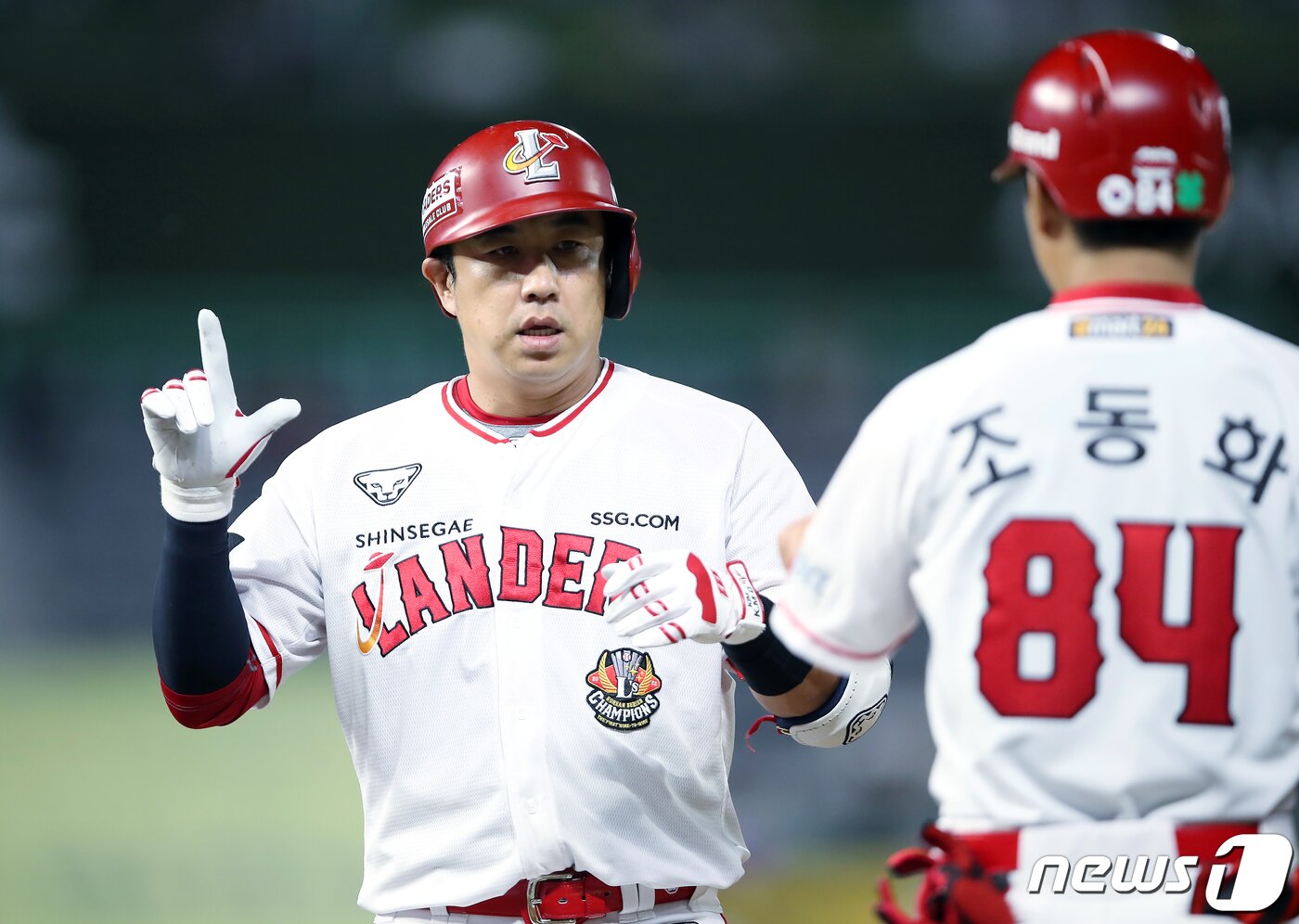 본문 이미지 - 27일 오후 인천 미추홀구 문학동 SSG랜더스필드에서 열린 프로야구 &#39;2023 신한 SOL KBO리그&#39; LG트윈스와 SSG랜더스의 경기 8회말 SSG 추신수 대타로 나온 김강민이 안타를 치고 1루 베이스에 안착해 세리머니를 하고 있다. 2023.6.27/뉴스1 ⓒ News1 박정호 기자